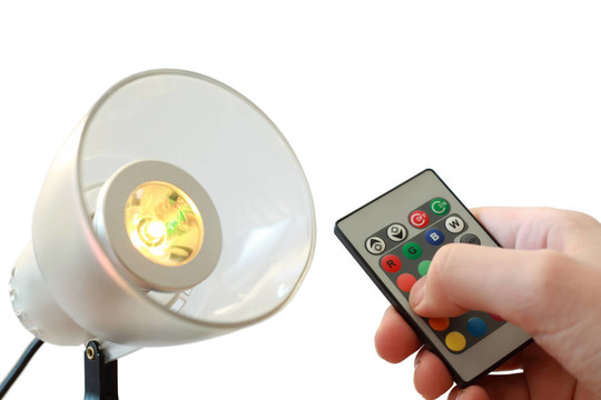 白色電燈；近距離遙控器
