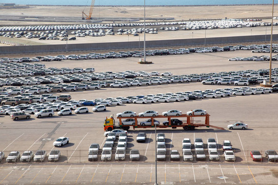 阿布扎比；UAE - 4月15日：汽車4月15日大倉(cāng)庫(kù)；阿布扎比2010；UAE。阿聯(lián)酋國(guó)家當(dāng)局禁止