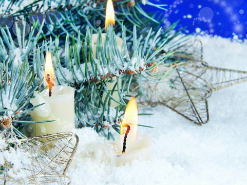圣誕靜物與蠟燭在雪地里