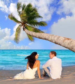 情侣坐在蓝色海滩