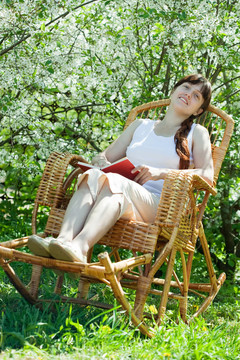 布鲁姆花园里的放松女孩读书