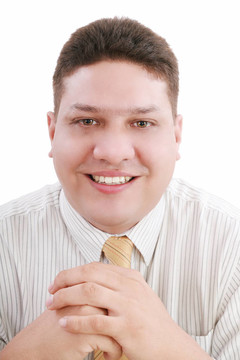 白人男子雙手合十在觀眾面前微笑。