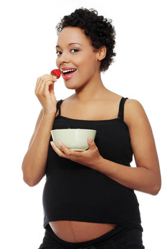 孕婦吃健康食品。