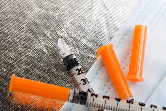 外科口罩和注射器
