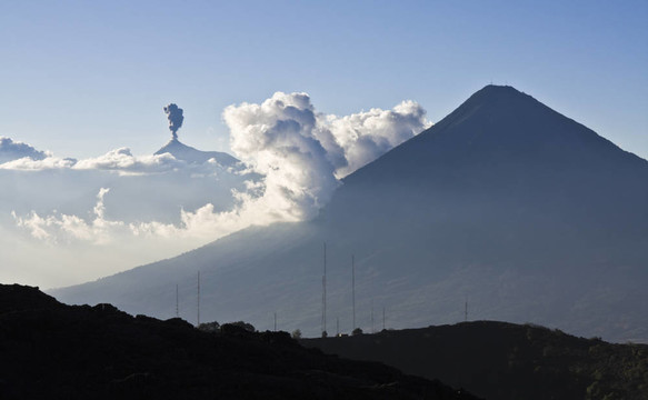 冒煙的火山島