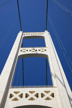 驅(qū)動的麥基諾橋