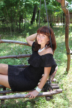 黑發(fā)女孩在秋千上