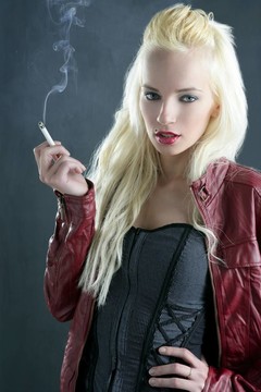 金發(fā)女孩吸煙的年輕時(shí)尚垃圾背景