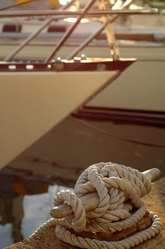 森塞特游艇碼頭的豪華游艇和Mooring Rope的細(xì)節(jié)