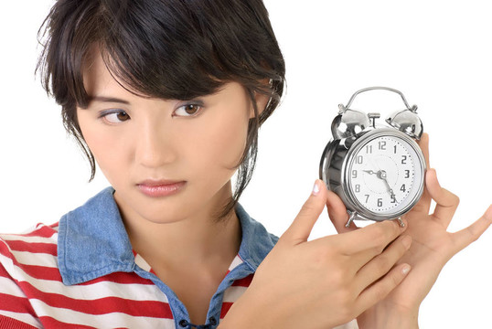 抱鬧鐘的女人