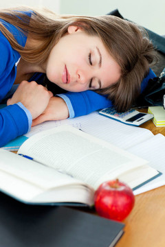 漂亮女孩睡在書桌前
