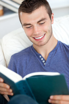 有魅力的男人在李讀一本書