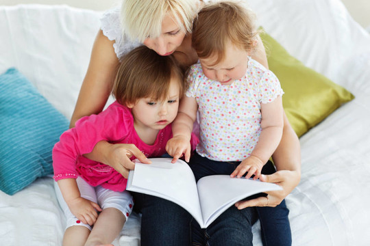 可愛的媽媽和孩子讀書