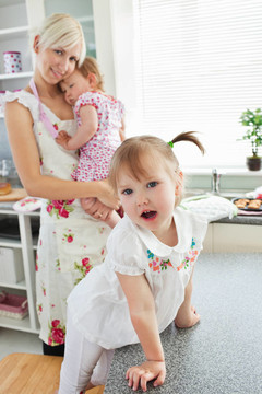 迷人的女人玩弄女兒