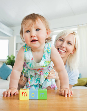 容光煥發(fā)的母親玩弄女兒