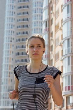 年輕美女在城市街頭跑步