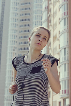 年輕美女在城市街頭跑步