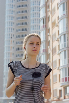 年輕美女在城市街頭跑步