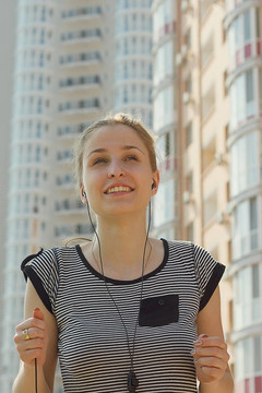 年輕美女在城市街頭跑步