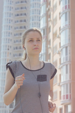 年輕美女在城市街頭跑步