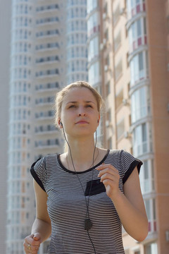 年輕美女在城市街頭跑步