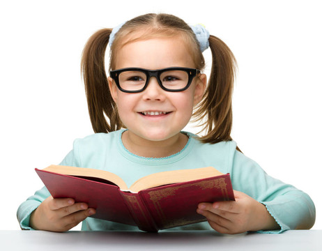 可愛(ài)的小女孩看書
