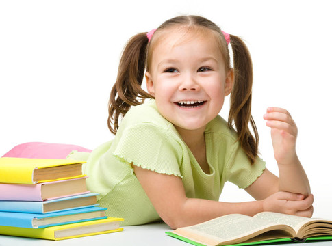 可愛的小女孩正在看書