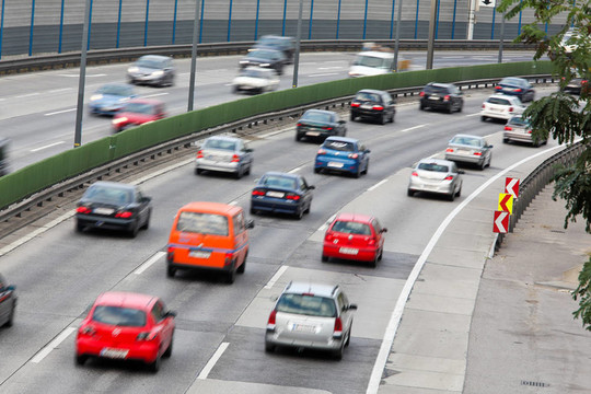 在公路上汽車在交通堵塞的重要性