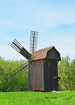 仿古木制風(fēng)車在人種學(xué)博物館；Pereiaslav Khmelnytskyi；烏克蘭