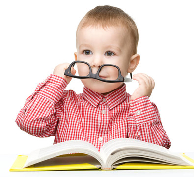 可愛的小男孩讀一本書