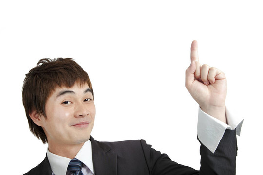 微笑的亞洲商人指著和孤立的白色