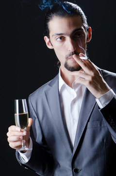 男子品酒酒杯