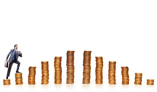 商人爬金幣堆