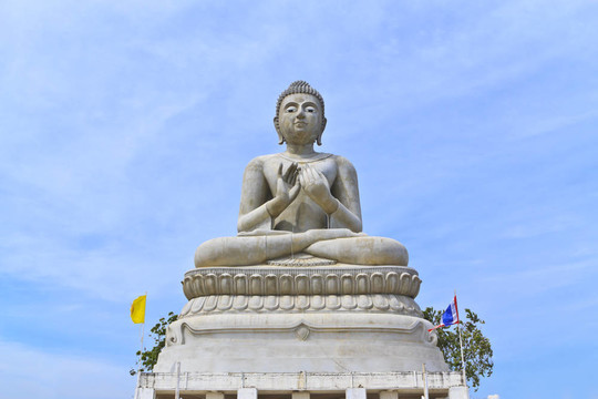如來佛祖雕像反對泰國寺廟藍天背景