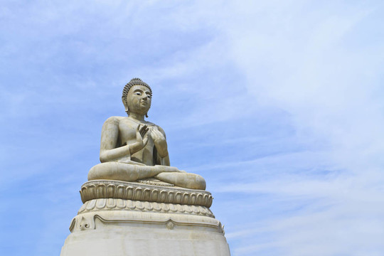 如來佛祖雕像反對泰國寺廟的戲劇性天空背景