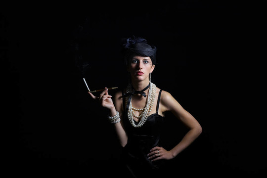 女人與香煙舊貨帽子