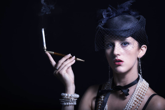 女人與香煙舊貨帽子