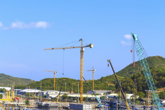 工地起重機(jī)。