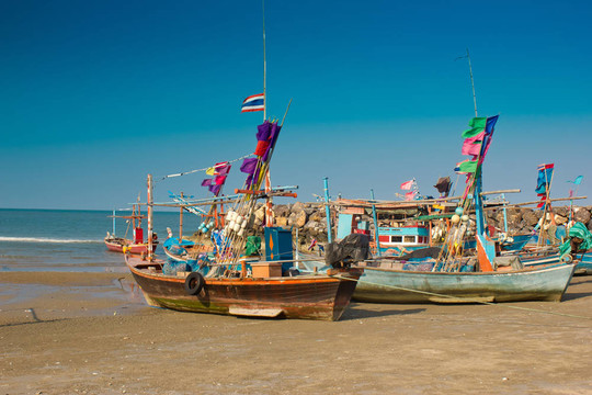 漁船在海灘上