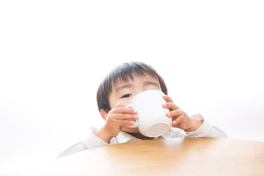 孩子和杯子