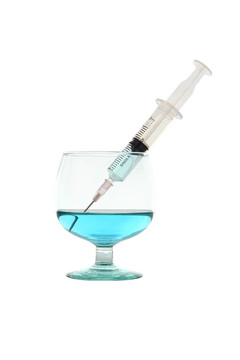 注射器從白色背景玻璃吸出藍(lán)色液體。