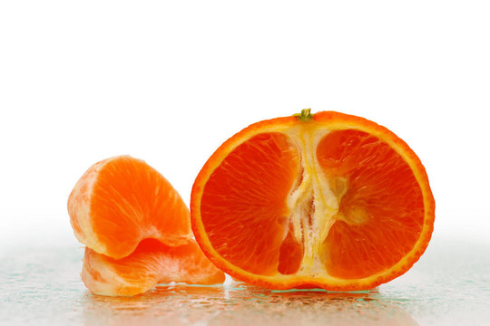 新鮮水果切片的Tangerine夜店