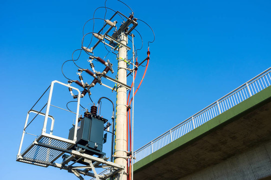 電壓；瓦特；電線；電的；變壓器；藍(lán)色