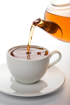 茶倒入白杯孤立
