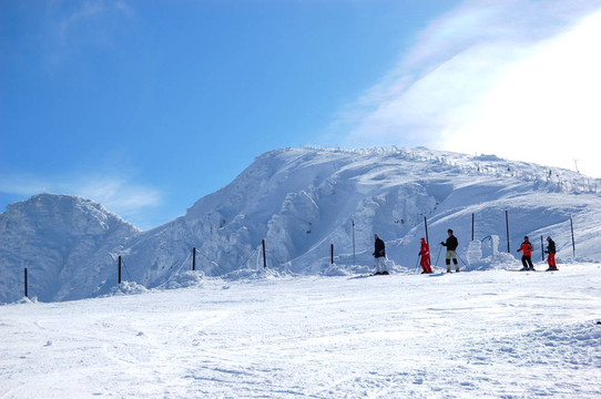 jasna-march 15：對Jasna Low Tatras chopok峰坡和視圖的滑雪者。它