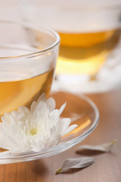 一杯綠茶和白花