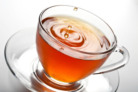 玻璃杯里的茶水