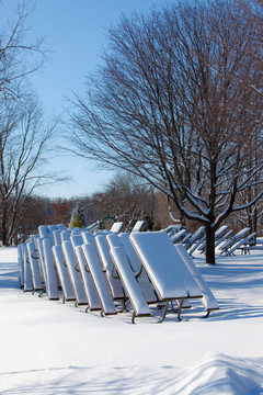 白雪覆蓋的野餐桌