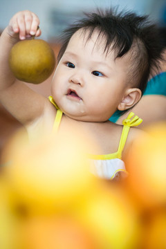 想吃水果的嬰兒