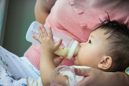 用奶瓶喝奶的嬰兒